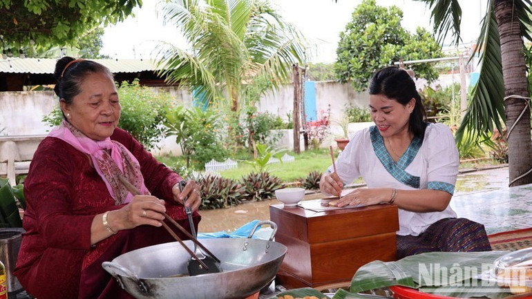 Đồng bào Chăm làm bánh Nòn Ya và bánh Sakaya để dâng cúng tổ tiên. ndo_br_9-1634-2105-9871.jpg