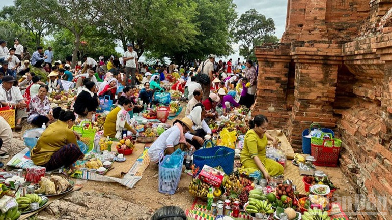 Đồng bào Chăm đem lễ vật lên Tháp Po Klong Garai dâng cúng các thần linh, cầu cho mưa thuận gió hòa, mùa màng bội thu, vạn vật sinh sôi, mọi người được an lành, hạnh phúc. ndo_br_15-8292-2746.jpg