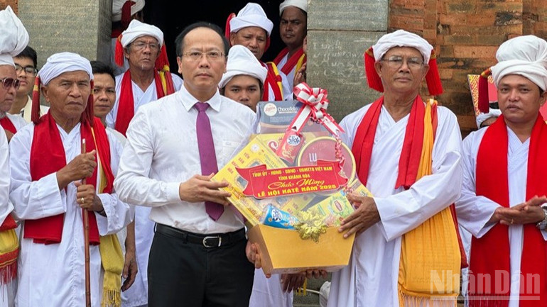 Đồng chí Nguyễn Khắc Hà, Phó Bí thư Tỉnh ủy, Chủ tịch Ủy ban Mặt trận Tổ quốc Việt Nam tỉnh Khánh Hòa tặng quà chúc mừng các vị chức sắc cùng toàn thể đồng bào Chăm trong tỉnh sức khỏe, hạnh phúc và vui đón lễ hội Katê năm 2025 an toàn. ndo_br_1-3560-5157.jpg