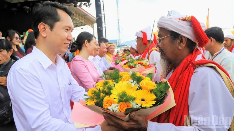 Lãnh đạo địa phương tặng hoa chúc mừng Ban tổ chức khai hội Katê năm 2025 sau lễ rước y trang nữ thần Pô Inư Nưgar. ndo_br_14-657-5965.jpg