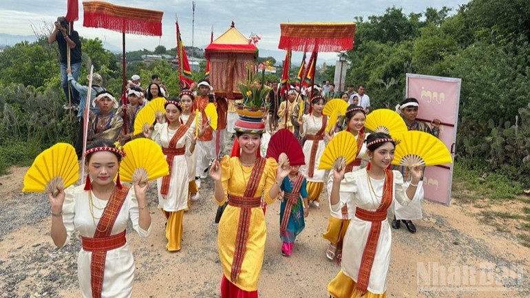 Rước kiệu và mang y trang các vị thần từ các làng Chăm đi đến tháp Pô Klong Garai để thực hiện nghi thức đại lễ. ndo_br_13-9606-4162.jpg