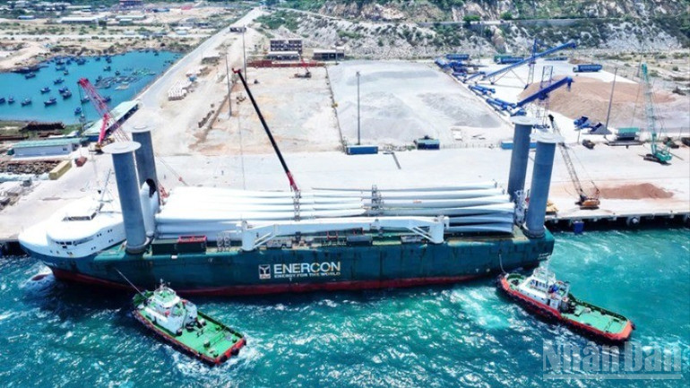 Tàu ESHIP 1 được lai dắt cập vào Cảng quốc tế Trung Nam-Cà Ná an toàn trong điều kiện thời tiết có mưa. ndo_br_img-2060-2470.jpg