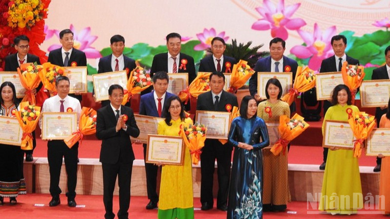 Lãnh đạo tỉnh Khánh Hòa tặng Bằng khen của Chủ tịch Ủy ban nhân dân tỉnh cho 30 cá nhân có thành tích xuất sắc trong phong trào thi đua yêu nước tại địa phương. ndo_br_dscn7587-4265.jpg