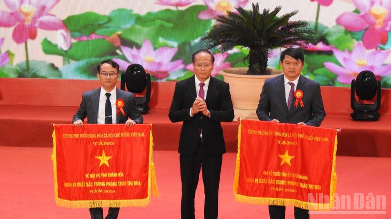 Lãnh đạo tỉnh Khánh Hòa trao Cờ Thi đua của Chính phủ tặng 2 tập thể hoàn thành xuất sắc trong phong trào thi đua năm 2024. ndo_br_dscn7585-9298.jpg