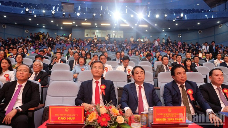 Đại biểu Trung ương và lãnh đạo tỉnh Khánh Hòa dự Đại hội. ndo_br_img-3314-2296.jpg