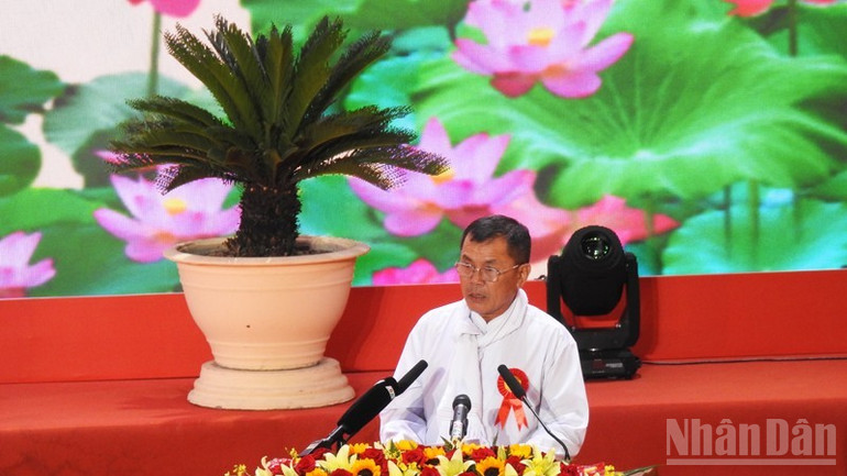 Nông dân Hùng Ky, xã Phước Dinh, tỉnh Khánh Hòa báo cáo tham luận tại đại hội về mô hình trồng măng tây xanh áp dụng công nghệ tưới tiết kiệm cho năng suất cao, mỗi năm đem lại lợi nhuận hàng tỷ đồng. ndo_br_dscn7559-1806.jpg