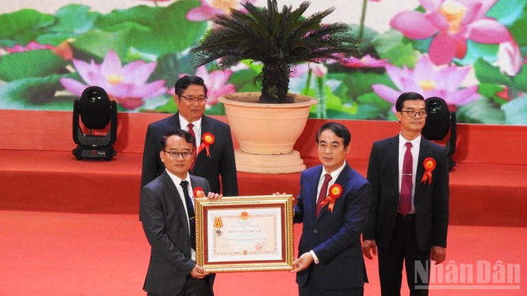 Thừa lệnh Chủ tịch nước, Bí thư Tỉnh ủy Khánh Hòa Nghiêm Xuân Thành trao Huân chương Độc lập hạng 3 của Chủ tịch nước cho đơn vị Sở Nội vụ tỉnh Khánh Hòa. ndo_br_dscn7571-3864.jpg