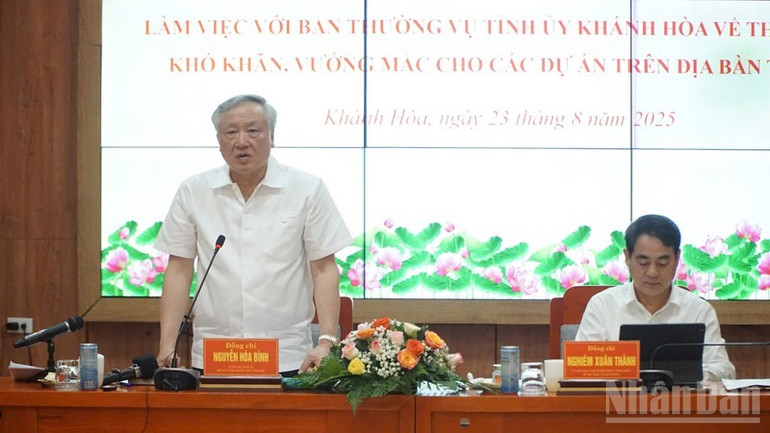 Phó Thủ tướng Thường trực Chính phủ Nguyễn Hòa Bình phát biểu kết luận tại buổi làm việc. ndo_br_img-2514-3140.jpg