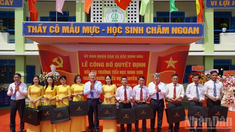 Phó Thủ tướng Thường trực Chính phủ Nguyễn Hòa Bình cùng lãnh đạo tỉnh Khánh Hòa tặng quà cho tập thể cán bộ, giáo viên tại Lễ công bố quyết định đổi tên Trường Tiểu học Ninh Sơn (nằm trong phạm vi khu vực địa điểm Căn cứ địa cách mạng Đá Bàn) thành Trường Tiểu học Nguyễn Lựu. ndo_br_img-2522-7987.jpg