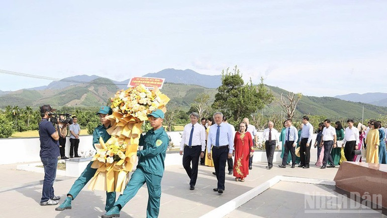 Đoàn công tác của Chính phủ cùng lãnh đạo tỉnh Khánh Hòa đã làm lễ dâng hương, dâng hoa tưởng niệm các anh hùng liệt sĩ tại Di tích Khu lưu niệm Chiến thắng Vườn Gòn-Đá Bàn, xã Bắc Ninh Hòa. ndo_br_img-2521-3725.jpg