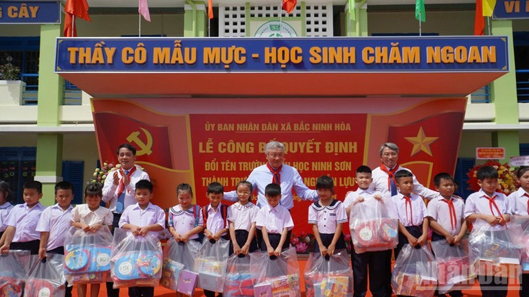 Phó Thủ tướng Thường trực Chính phủ Nguyễn Hòa Bình cùng lãnh đạo tỉnh Khánh Hòa tặng quà cho học sinh tại Lễ công bố quyết định đổi tên Trường Tiểu học Ninh Sơn (nằm trong phạm vi khu vực địa điểm Căn cứ địa cách mạng Đá Bàn) thành Trường Tiểu học Nguyễn Lựu. ndo_br_img-2529-7643.jpg