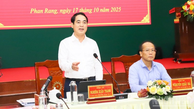 O secretário provincial do Partido de Khanh Hoa, Nghiem Xuan Thanh, falou, sugerindo uma série de medidas e orientando as localidades a se concentrarem na implementação para melhorar a eficiência operacional do sistema político e do aparato do governo local de dois níveis. ndo_br_image-1-2025-10-17t195535298-2172.jpg