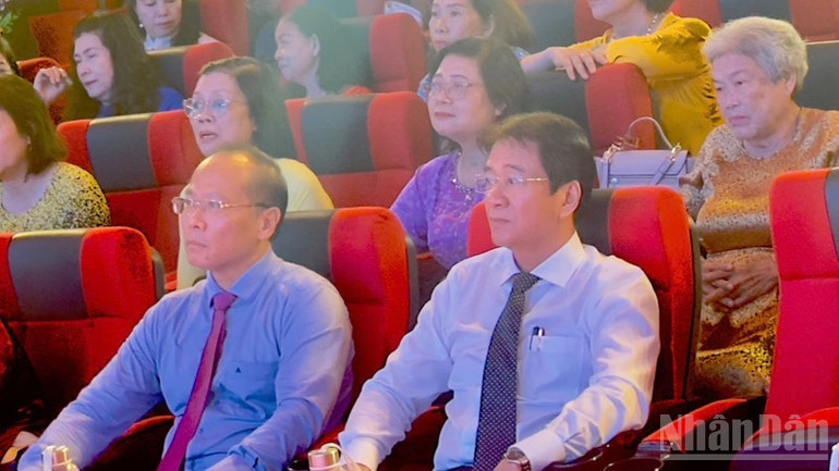 Lãnh đạo tỉnh Khánh Hòa và đại biểu đại diện các thế hệ phụ nữ trong tỉnh tham dự buổi lễ. ndo_br_img-3329-6233.jpg