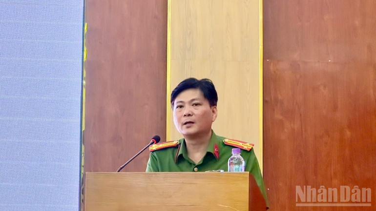 Thượng tá Nguyễn Quang Đang, Trưởng Phòng Cảnh sát Phòng cháy chữa cháy và cứu nạn cứu hộ (Công an tỉnh Khánh Hòa) phổ biến những điểm mới của Luật tại hội nghị ndo_br_z7115349792856-21746289e30c2d571575308a4864e6be-1496.jpg