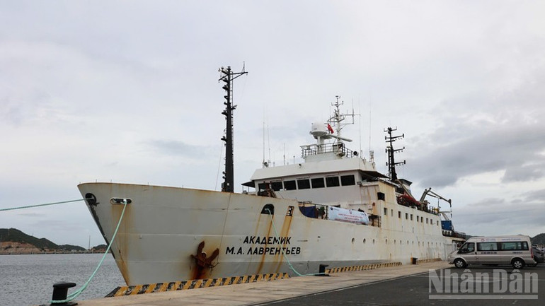 Scientific research ship ndo_br_image-1-2025-10-24t200307574-3927.jpg