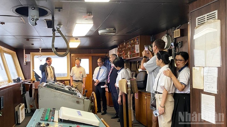 Scientists from the two Academies visited modern equipment installed on the ship “Academician Lavrentiev” to serve the second survey trip. ndo_br_1j8aqpk5o-3hraq0-8429.jpg