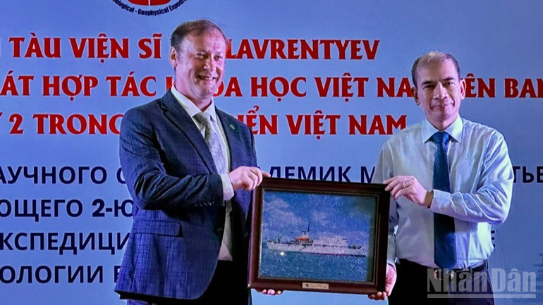 Professor, Dr. Tran Tuan Anh, Vice President of the Vietnam Academy of Science and Technology, presented a souvenir to Mr. Timur Sirozhevich, Consul General of the Russian Federation in Ho Chi Minh City. ndo_br_img-3636-92.jpg