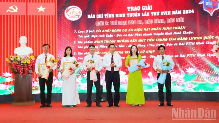 Đồng chí Phạm Văn Hậu, Phó Bí thư Thường trực Tỉnh ủy, Chủ tịch Hội đồng nhân dân tỉnh Ninh Thuận trao Giải A cho các tác giả, nhóm tác giả có tác phẩm xuất sắc đạt giải báo chí tỉnh Ninh Thuận lần thứ 18. ndo_br_img-1954-3948.jpg