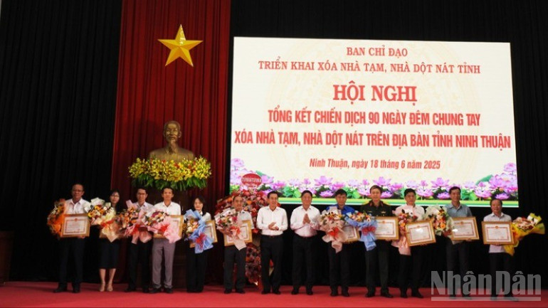 Lãnh đạo tỉnh Ninh Thuận trao Bằng khen của Chủ tịch ủy ban nhân dân tỉnh cho các tập thể cá nhân có thành tích xuất sắc trong phong trào “ Chung tay xóa nhà tạm, nhà dột nát trên phạm vi cả nước trong năm 2025 trên địa bàn tỉnh Ninh Thuận”. ndo_br_dscn7298-373.jpg