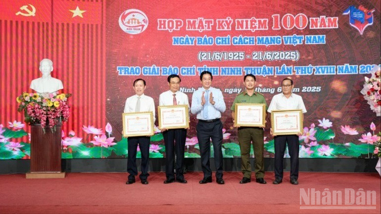 Lãnh đạo Ủy ban nhân dân tỉnh trao Bằng khen của Chủ tịch Ủy ban nhân dân tỉnh Ninh Thuận tặng các tập thể đã có thành tích xuất sắc trong công tác thông tin, tuyên truyền tại địa phương. ndo_br_1iu12ndg1-3e41lm-7113.jpg