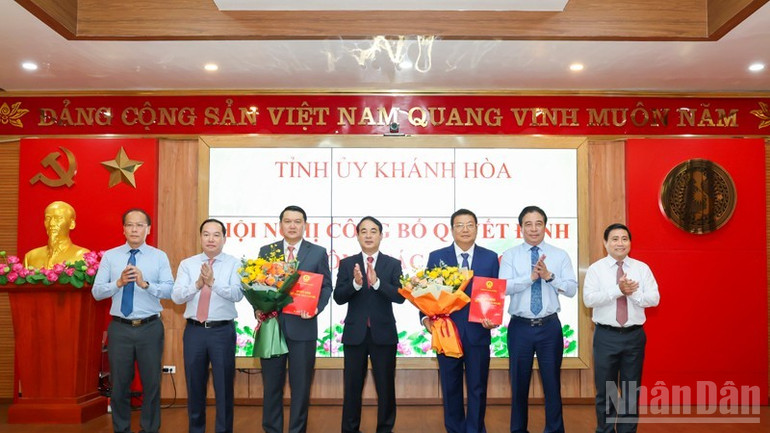 Các đồng chí Thường trực Tỉnh ủy tặng hoa chúc mừng đồng chí Lương Đức Hải và đồng chí Võ Hoàn Hải. ndo_br_anh-bao-giay-2-6614.jpg