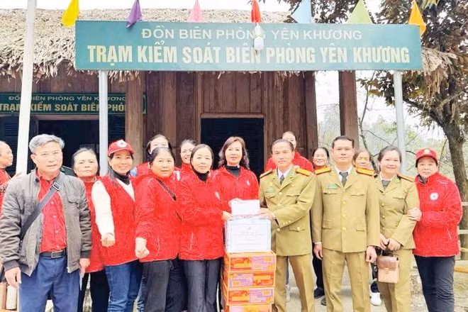 Đại diện các cấp Hội Chữ thập đỏ ở Thanh Hóa trao quà, hàng thiết yếu qua Công an Lào chuyển tới người dân cần cứu trợ.