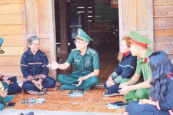 Cán bộ, chiến sĩ Bộ đội Biên phòng Gia Lai phổ biến kiến thức pháp luật tới đồng bào dân tộc thiểu số.