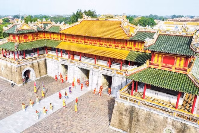 Cố đô Huế còn bảo lưu khá nguyên vẹn tổng thể kiến trúc nghệ thuật cung đình.