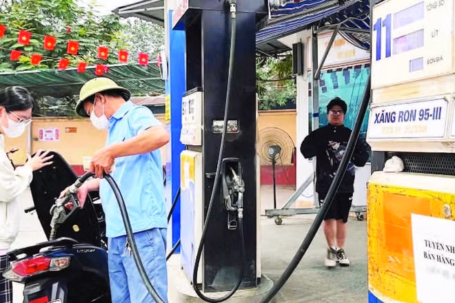 Người dân đổ xăng tại cây xăng trên đường Lê Quang Đạo (Hà Nội). (Ảnh THẾ ĐẠI)