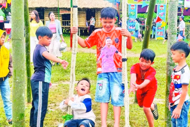 Trường phổ thông nội trú liên cấp tiểu học và trung học cơ sở mới sẽ giúp học sinh xã Sa Loong học tập tốt hơn.