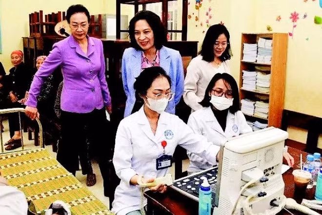 Chuẩn bị khám sàng lọc cho người dân. (Ảnh THÀNH CHÂU)