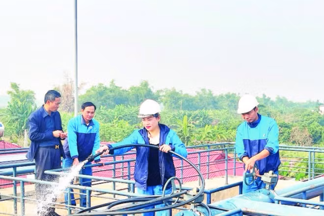 Công nhân Nhà máy nước sạch Tiền Tiến kiểm tra hệ thống bể lọc.