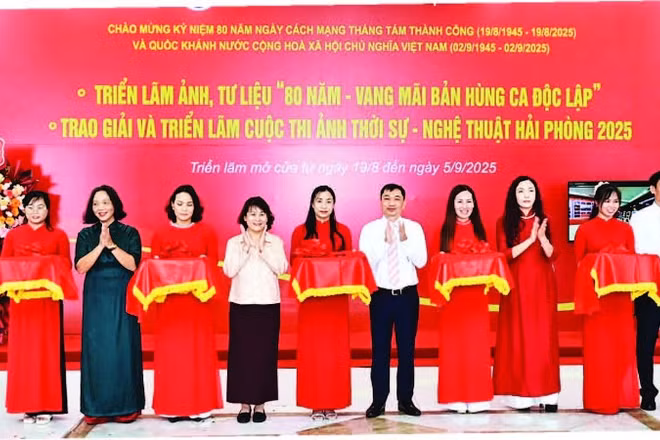 Các đại biểu cắt băng khai mạc triển lãm