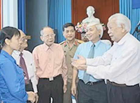 Đại tá Tư Chu (người thứ ba từ trái sang), trong Hội thảo Kỷ niệm 50 năm Tổng tiến công và nổi dậy Xuân Mậu Thân 1968.