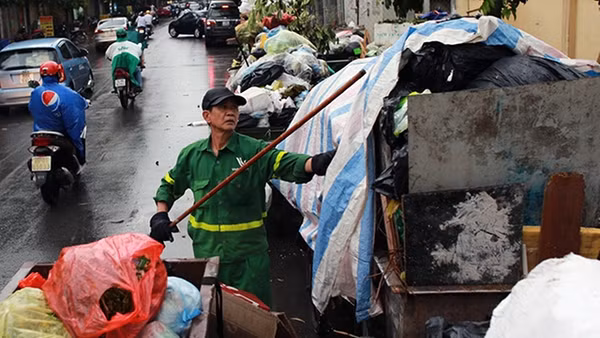 Công suất các khu xử lý rác hiện nay chưa đáp ứng để thu gom và xử lý triệt để rác thải trên địa bàn thành phố.