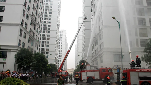 Diễn tập phòng cháy, chữa cháy tại Khu đô thị Vinhomes Times City (quận Hai Bà Trưng, TP Hà Nội).
