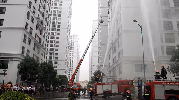 Diễn tập phòng cháy, chữa cháy tại Khu đô thị Vinhomes Times City (quận Hai Bà Trưng, TP Hà Nội).