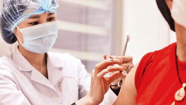 Tiêm thử nghiệm Nanocovax. Ảnh: VGP