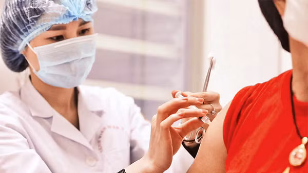 Tiêm thử nghiệm Nanocovax. Ảnh: VGP