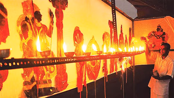 Hậu trường của sân khấu rối bóng.