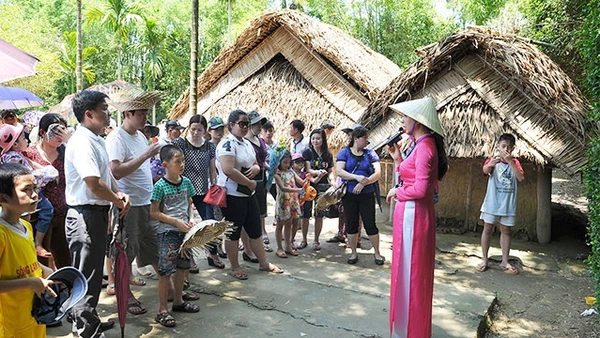 Người dân chăm chú lắng nghe kể về cuộc đời và sự nghiệp của Bác tại Khu di tích Quốc gia đặc biệt Kim Liên (xã Kim Liên, huyện Nam Đàn, Nghệ An). Ảnh: ĐĂNG KHOA
