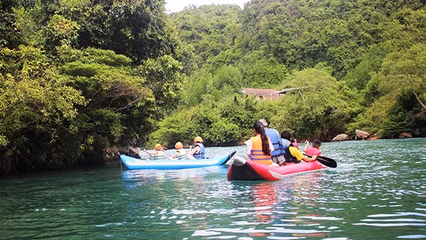 Khách trong nước và quốc tế du ngoạn sông Chày và xuôi đến mua các sản phẩm của làng nghề.