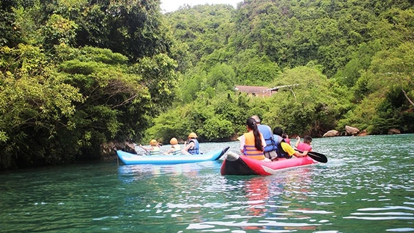 Khách trong nước và quốc tế du ngoạn sông Chày và xuôi đến mua các sản phẩm của làng nghề.