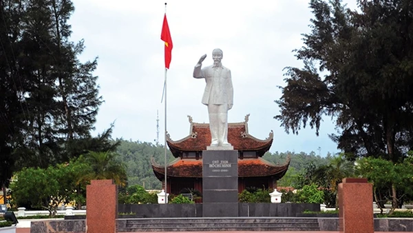  Tượng đài Bác Hồ trên đảo Cô Tô (Quảng Ninh) Ảnh: Phạm Học
