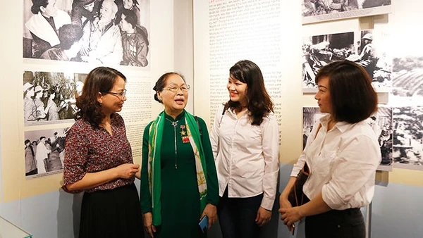 Anh hùng Lực lượng vũ trang nhân dân Trương Thị Khuê kể chuyện về Bác Hồ cho các bạn trẻ.