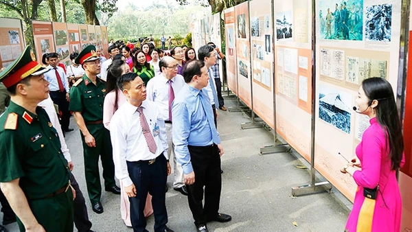 Đông đảo người dân tìm hiểu cuộc đời hoạt động của Bác tại Triển lãm “Chủ tịch Hồ Chí Minh - Lãnh tụ vĩ đại của Đảng Cộng sản và nhân dân Việt Nam, Đại sứ hòa bình và hữu nghị của nhân dân thế giới”. Ảnh: KHIẾU MINH