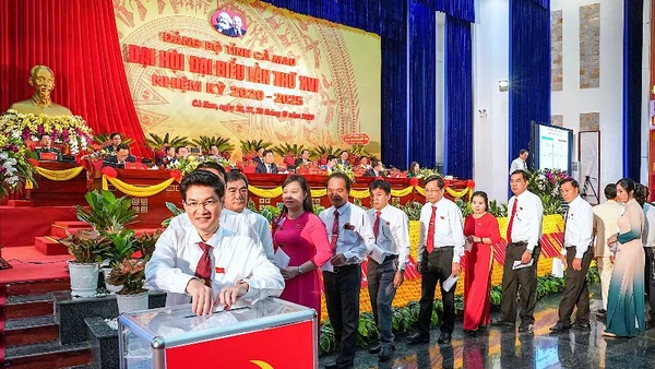 Đại biểu tỉnh Cà Mau bỏ phiếu bầu Đoàn đại biểu đi dự Đại hội đại biểu toàn quốc lần thứ XIII của Đảng.