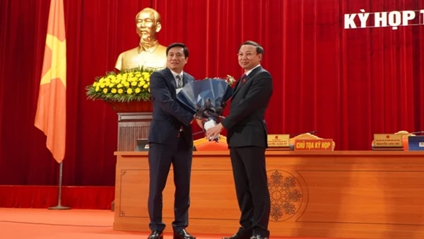 Đồng chí Nguyễn Xuân Ký, Bí thư Tỉnh ủy Quảng Ninh tặng hoa chúc mừng đồng chí Nguyễn Tường Văn (bên trái), Chủ tịch UBND tỉnh Quảng Ninh nhiệm kỳ 2016-2021.