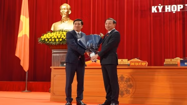 Đồng chí Nguyễn Xuân Ký, Bí thư Tỉnh ủy Quảng Ninh tặng hoa chúc mừng đồng chí Nguyễn Tường Văn (bên trái), Chủ tịch UBND tỉnh Quảng Ninh nhiệm kỳ 2016-2021.