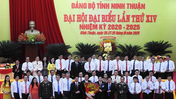 Ban chấp hành Đảng bộ tỉnh Ninh Thuận nhiệm kỳ 2020 - 2025 ra mắt tại Đại hội.